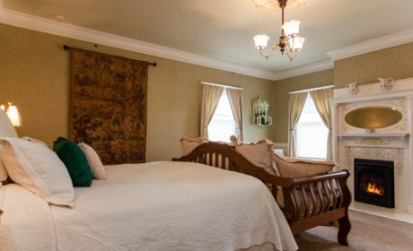 A look at the luxurious Rutherford Room at Churchill Manor